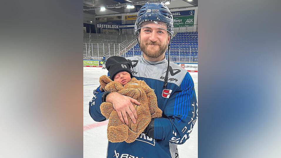 Voller Stolz pr&auml;sentiert JC Lipon seinen knapp zwei Wochen alten Sohnemann Colt Jameson nach dem 3:2-Heimsieg der Straubinger &uuml;ber den Verfolger aus Wolfsburg am Sonntagabend. Der Tigers-Torj&auml;ger hatte in der Schlussphase den vorentscheidenden Treffer zur 2:1-F&uuml;hrung erzielt.