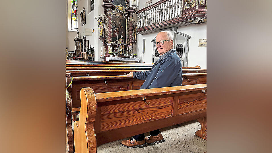 Xaver Gilch auf seinem Stammplatz in der Kirche Sankt Wolfgang. Früher hat er bei der Sparkasse gearbeitet, war stellvertretendes Vorstandsmitglied.