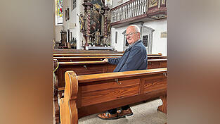 Xaver Gilch auf seinem Stammplatz in der Kirche Sankt Wolfgang. Früher hat er bei der Sparkasse gearbeitet, war stellvertretendes Vorstandsmitglied.