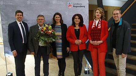 Stellvertretender Landrat Willi Hogger &uuml;berreichte Wahlsiegerin Tanja Schweiger (Mitte) einen Blumenstrau&szlig;. Zu sehen ist sie hier mit ihren vier Herausforderern.