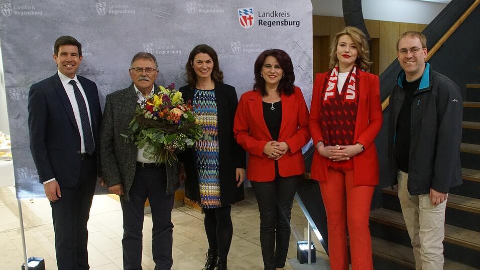 Stellvertretender Landrat Willi Hogger &uuml;berreichte Wahlsiegerin Tanja Schweiger (Mitte) einen Blumenstrau&szlig;. Zu sehen ist sie hier mit ihren vier Herausforderern.