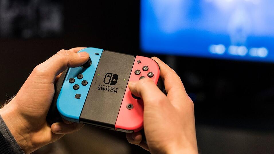 Die ursprüngliche Generation der Switch-Konsolen blieb als günstigerer Einstiegsweg in die Nintendo-Welt im Angebot. (Archivbild) Die ursprüngliche Generation der Switch-Konsolen blieb als günstigerer Einstiegsweg in die Nintendo-Welt im Angebot. (Archivbild)