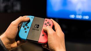 Die ursprüngliche Generation der Switch-Konsolen blieb als günstigerer Einstiegsweg in die Nintendo-Welt im Angebot. (Archivbild) Die ursprüngliche Generation der Switch-Konsolen blieb als günstigerer Einstiegsweg in die Nintendo-Welt im Angebot. (Archivbild)