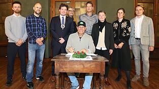 Axel Schulz (Mitte) mit (von rechts) Benedikt Schramm, Doris Danzer, der Sportbeauftragten der Stadt Sabrina Högl, Boxclub-Präsident Oliver Wunsch, dem Künstler Michael Lange, Oberbürgermeister Thomas Haslinger, Boxclub-Trainer Martin Faltermeier und Yunes Ramadan, WBF-International-Champion im Mittelgewicht Axel Schulz (Mitte) mit (von rechts) Benedikt Schramm, Doris Danzer, der Sportbeauftragten der Stadt Sabrina Högl, Boxclub-Präsident Oliver Wunsch, dem Künstler Michael Lange, Oberbürgermeister Thomas Haslinger, Boxclub-Trainer Martin Faltermeier und Yunes Ramadan, WBF-International-Champion im Mittelgewicht
