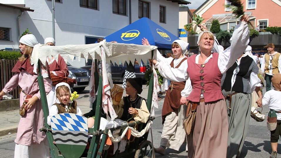Die schönsten Augenblicke des historischen Drachenstich-Festzuges 2016. Die schönsten Augenblicke des historischen Drachenstich-Festzuges 2016.