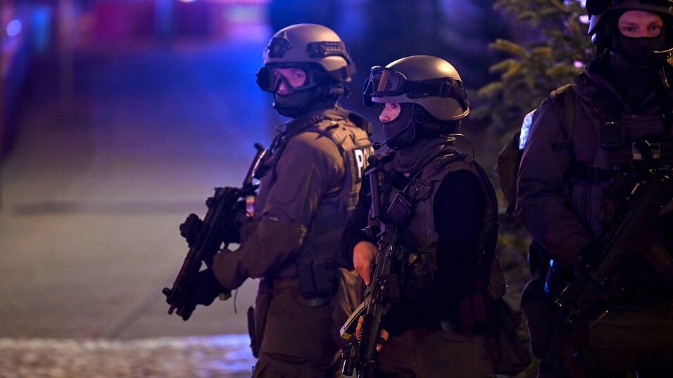 Nach dem Anschlag waren auch Sondereinsatzkräfte der Polizei im Einsatz auf dem Weihnachtsmarkt.