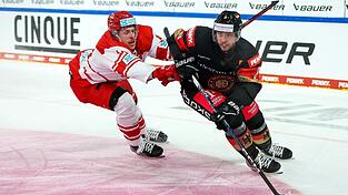 Nationalstürmer Tobias Rieder (r) fehlt verletzt beim Deutschland Cup in Landshut. (Archivbild)