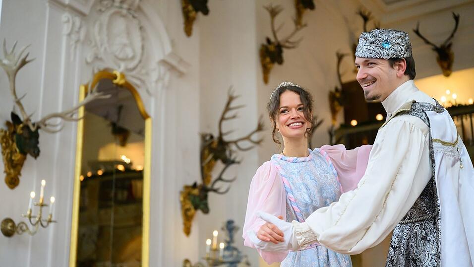 Anna Gregor als Aschenbr&ouml;del und Felix Hauke als Prinz tanzen im Festsaal von Schloss Moritzburg, dem einstigen Jagdschloss der Wettiner, vor der Er&ouml;ffnung der traditionellen Winterausstellung &laquo;Drei Haseln&uuml;sse f&uuml;r Aschenbr&ouml;del&raquo; zum gleichnamigen Kultfilm. Die Pr&auml;sentation macht bis zum 1. M&auml;rz 2026 die Welt rund um den bekannten M&auml;rchenfilm erlebbar. (Archivbild)