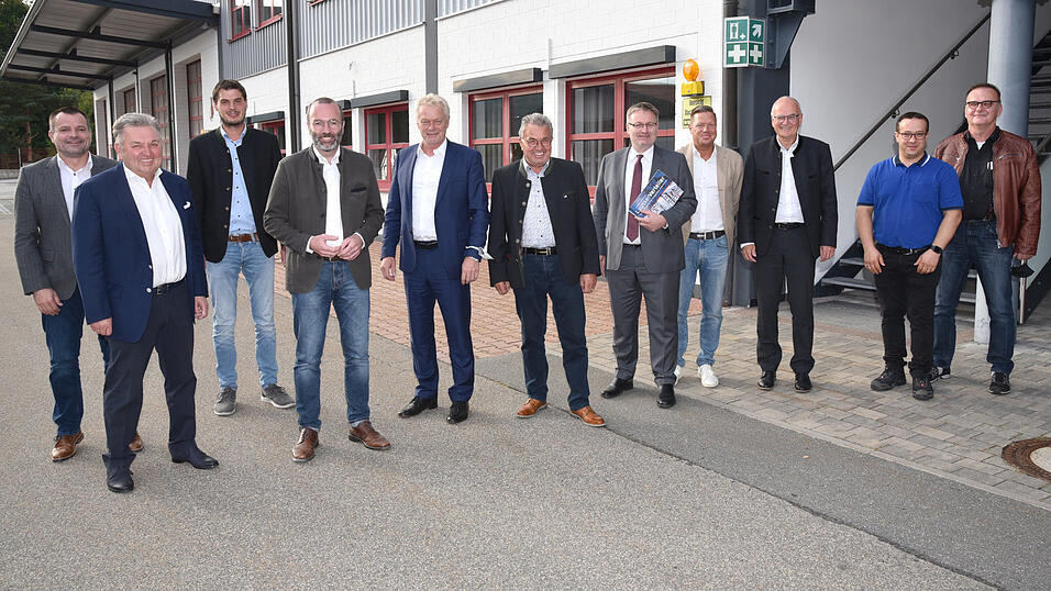 Nach der Firmenbesichtigung bei der Firma Lausser (von links): 3. Bürgermeister von Rattiszell, Franz Stahl, Heribert Lausser, 2. Bürgermeister Christian Ettl, MdEP Manfred Weber, MdB Alois Rainer, Karl Lausser, MdL Josef Zellmeier und führende Mitarbeiter der Firma Lausser (von links). Nach der Firmenbesichtigung bei der Firma Lausser (von links): 3. Bürgermeister von Rattiszell, Franz Stahl, Heribert Lausser, 2. Bürgermeister Christian Ettl, MdEP Manfred Weber, MdB Alois Rainer, Karl Lausser, MdL Josef Zellmeier und führende Mitarbeiter der Firma Lausser (von links).