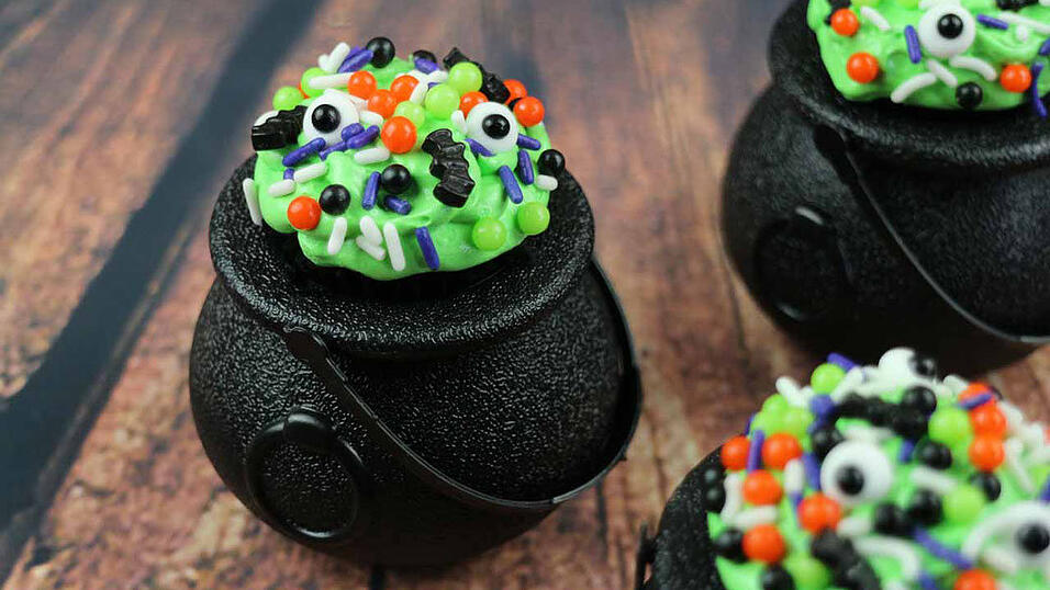 In kleinen Kesseln angerichtet, entfalten die Muffins ihre ganze Wirkung.