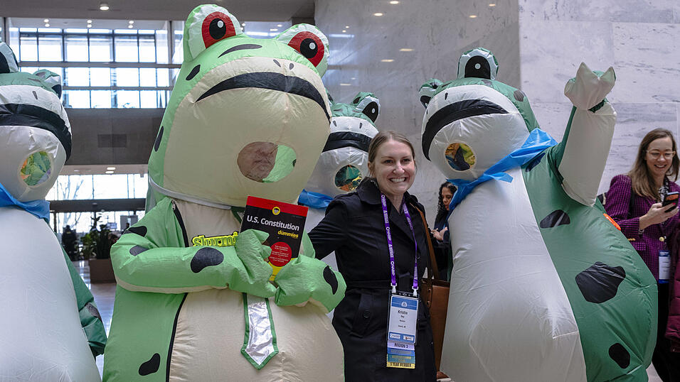 Eine der lokalen Widerstandsgruppen: Die &bdquo;Froschbrigade&ldquo; von Portland wurde ber&uuml;hmt, als sie ICE-Beamten in Kost&uuml;men gegen&uuml;bertrat, um zu beweisen, dass der Widerstand gewaltfrei ist. Im Februar verteilten die Demonstranten Ausgaben der US-Verfassung an Mitglieder des Senats von Portland (Bild).