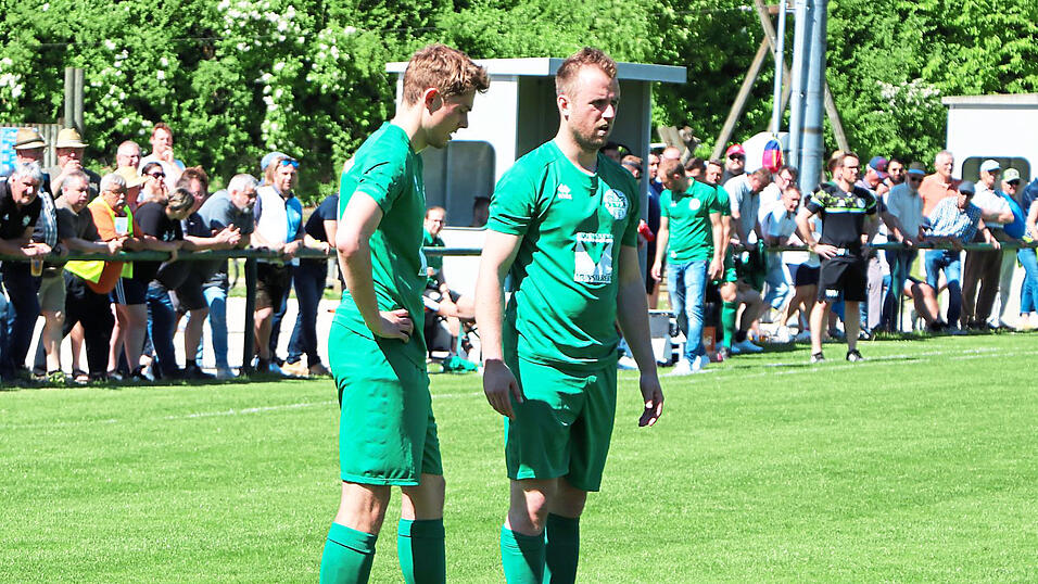 Das beste Sturmduo der letztjährigen Landesliga Südost, Stefan Liebler und Manfred Gröber (rechts), will auch den Gegnern in der Bezirksliga das Fürchten lehren - nicht nur bei ruhenden Bällen. Das beste Sturmduo der letztjährigen Landesliga Südost, Stefan Liebler und Manfred Gröber (rechts), will auch den Gegnern in der Bezirksliga das Fürchten lehren - nicht nur bei ruhenden Bällen.