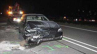 Bei einem Auffahrunfall auf der B 20 bei Chammünster sind am Freitagabend drei Menschen leicht verletzt worden.
