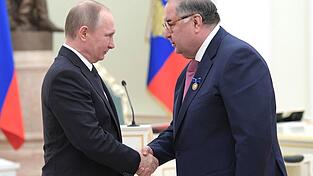 Gegen den russischen Oligarchen Usmanow (r.), der als Vertrauter von Pr&auml;sident Putin (l.) gilt, wird in M&uuml;nchen nicht weiter ermittelt. (Archivbild)