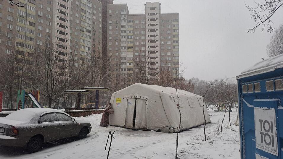 Bei Ausfällen der Wasserversorgung und eingefrorenen Wasserleitungen brauchen die Menschen in den betroffenen Stadtteilen von Kiew neben Wärmezelten auch Biotoiletten. (Archivbild) Bei Ausfällen der Wasserversorgung und eingefrorenen Wasserleitungen brauchen die Menschen in den betroffenen Stadtteilen von Kiew neben Wärmezelten auch Biotoiletten. (Archivbild)