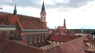 Das historische Ensemble des Straubinger Karmelitenklosters mit Kirche an der Albrechtsgasse. 2018 vom Freistaat gekauft, wartet der Gebäudekomplex seither auf den Umbau für den Einzug von TUM und Karmelitenkonvent der indischen St. Thomas Provinz.