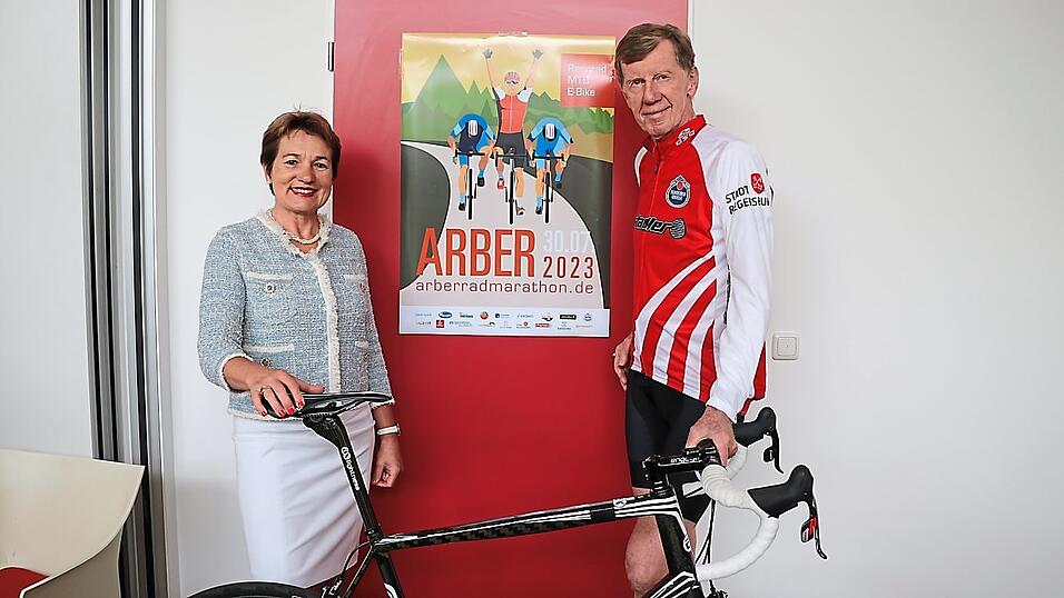 Die erste Vorsitzende des Veloclubs Ratisbona Barbara Wilfurth und Schirmherr Walter Röhrl freuen sich auf den Startschuss. Die erste Vorsitzende des Veloclubs Ratisbona Barbara Wilfurth und Schirmherr Walter Röhrl freuen sich auf den Startschuss.