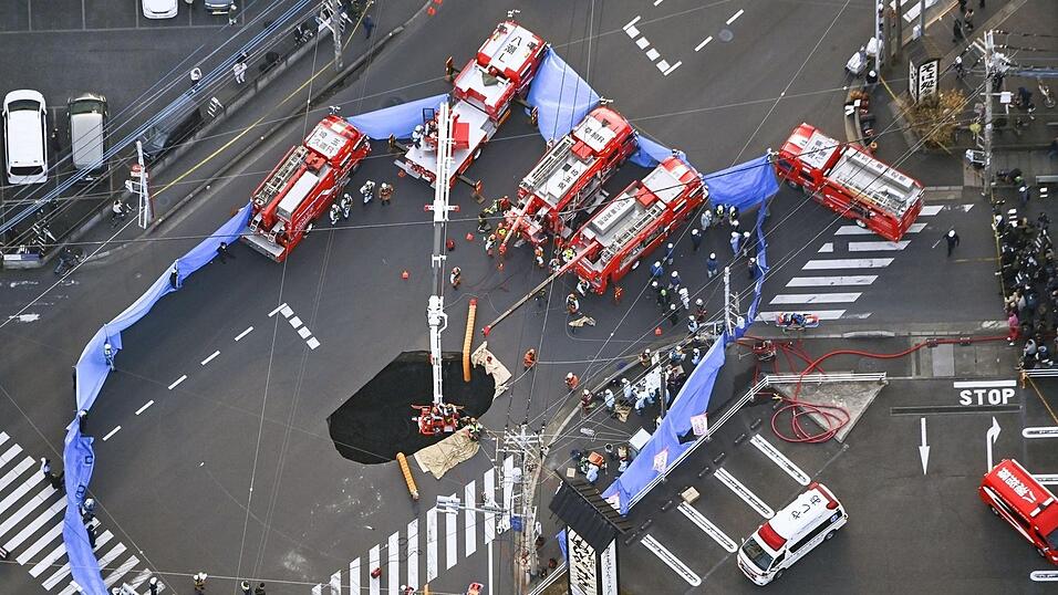 Mitten auf einer Kreuzung brach in Japan die Straße ein. Mitten auf einer Kreuzung brach in Japan die Straße ein.