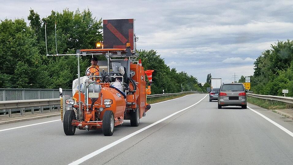 Mit diesem Fahrzeug wurden neue Straßenmarkierungen aufgebracht. Dadurch kam es zu Behinderungen auf der B 20 bei Landau.