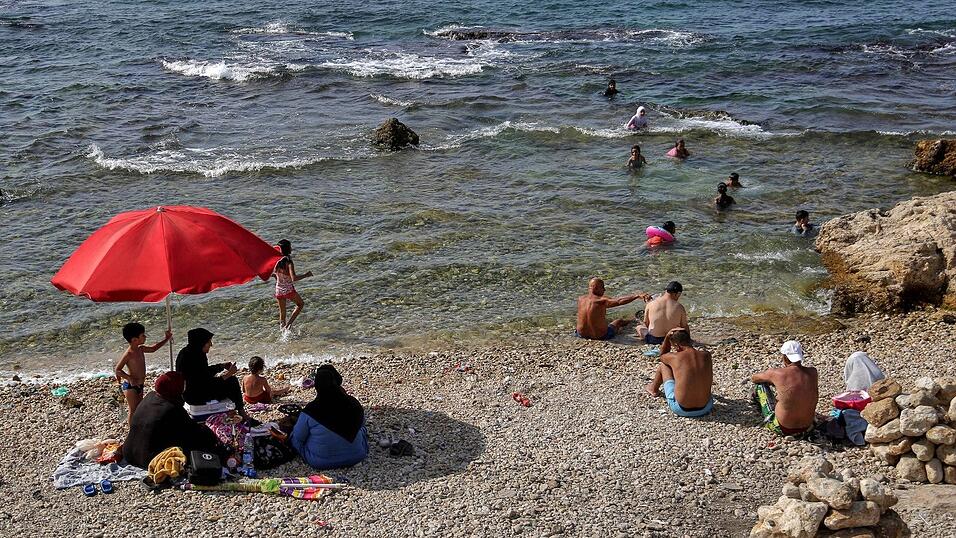 Viele Familien im Libanon gehen trotz verschmutztem Wasser an den wenigen öffentlichen Stränden baden, weil sie sich die privaten Resorts nicht leisten können.