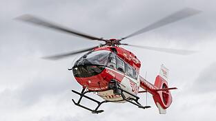 Nach einem schweren Unfall in Wei&szlig;enburg war ein Rettungshubschrauber im Einsatz, um den lebensgef&auml;hrlich Verletzten in eine Klinik zu fliegen. (Symbolbild)