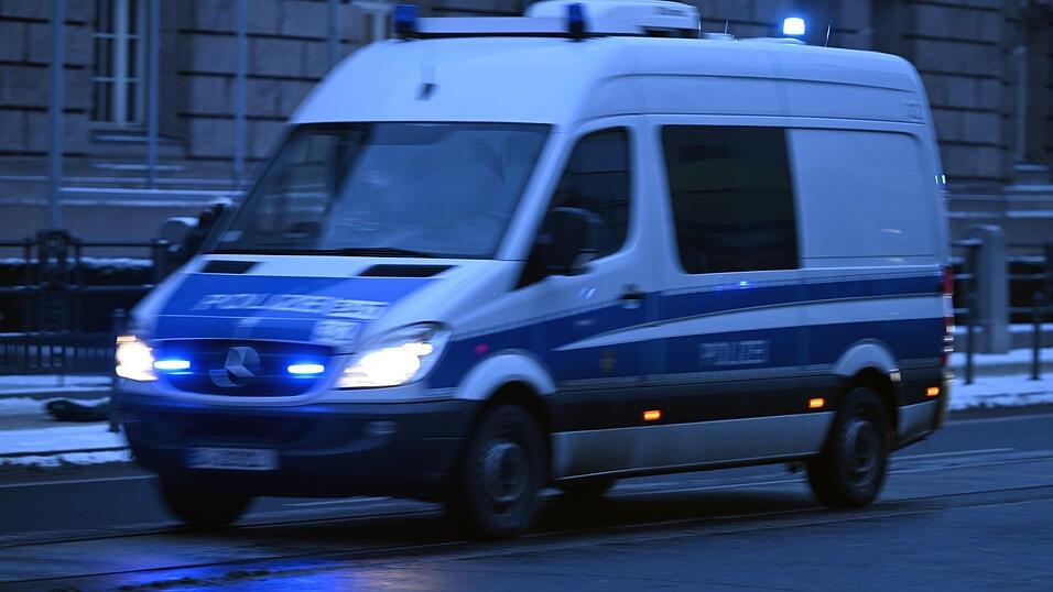 Einsatzkräfte eilten Dienstagmittag zur DEZ-Kreuzung, wo eine Frau von einem Lastwagen erfasst worden war. Einsatzkräfte eilten Dienstagmittag zur DEZ-Kreuzung, wo eine Frau von einem Lastwagen erfasst worden war.