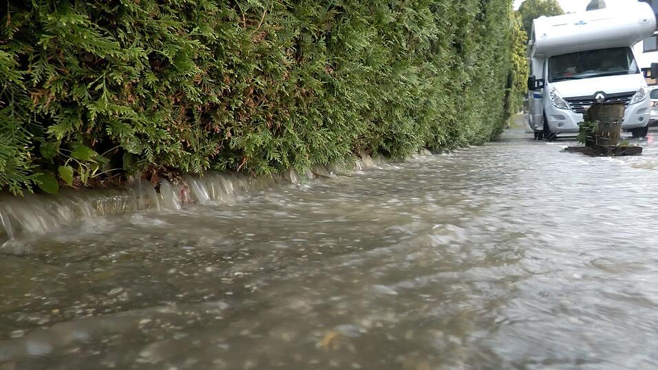 In mehreren Regionen Deutschland wurden bei Starkregen Straßen überflutet. In mehreren Regionen Deutschland wurden bei Starkregen Straßen überflutet.