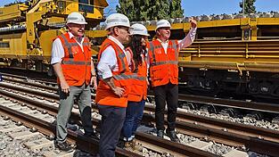 Begutachteten die Baustelle und gaben Infos (v.l.): Christoph Kraller (DB-Konzernbevollm&auml;chtigter f&uuml;r den Freistaat), Ulrich Lange (Parlamentarischer Staatssekret&auml;r beim Bundesminister f&uuml;r Verkehr), Aslihan Gebhart (Projektleiterin der Korridorsanierung) und Staatsminister Christian Bernreiter.
