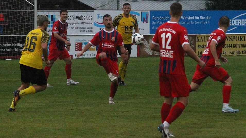 Einen schwachen Auftritt hatte der 1. FC Bad K&ouml;tzting (in Rot) gegen den FC Amberg.