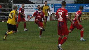 Einen schwachen Auftritt hatte der 1. FC Bad Kötzting (in Rot) gegen den FC Amberg. Einen schwachen Auftritt hatte der 1. FC Bad Kötzting (in Rot) gegen den FC Amberg.