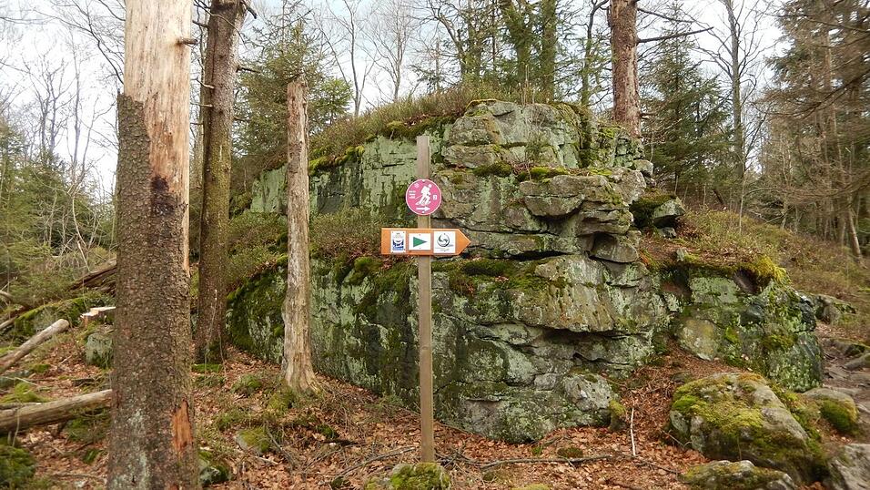 Der Wanderweg vom Kreuzfelsen zum nahegelegenen Steinriegel wurde durch die Bergwacht freigeräumt. Der Wanderweg vom Kreuzfelsen zum nahegelegenen Steinriegel wurde durch die Bergwacht freigeräumt.