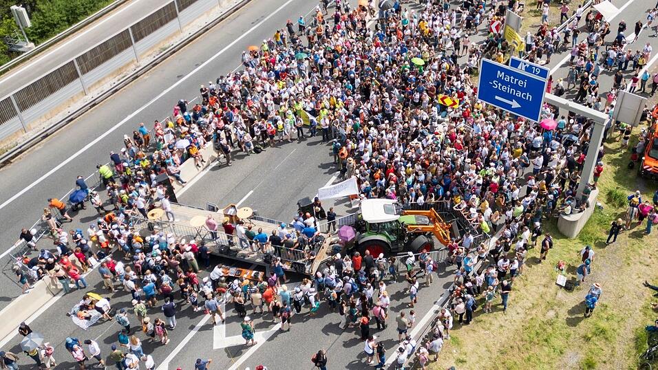 Anwohner demonstrierten auf der Autobahn gegen den &uuml;berbordenden Verkehr.
