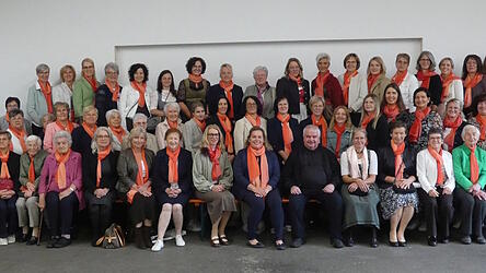 Die Mitglieder des christlichen Frauen- und Müttervereins mit Vorsitzender Rosemarie Lachner und Pfarrer Jakob Ewerling (vorne, Mitte). Die Mitglieder des christlichen Frauen- und Müttervereins mit Vorsitzender Rosemarie Lachner und Pfarrer Jakob Ewerling (vorne, Mitte).
