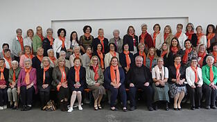 Die Mitglieder des christlichen Frauen- und Müttervereins mit Vorsitzender Rosemarie Lachner und Pfarrer Jakob Ewerling (vorne, Mitte). Die Mitglieder des christlichen Frauen- und Müttervereins mit Vorsitzender Rosemarie Lachner und Pfarrer Jakob Ewerling (vorne, Mitte).