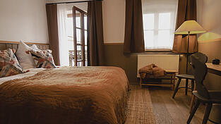 Eines der Zimmer der Kastanienhof-Pension. Es tr&auml;gt den Namen Walnuss, also sind Braunt&ouml;ne zu sehen.