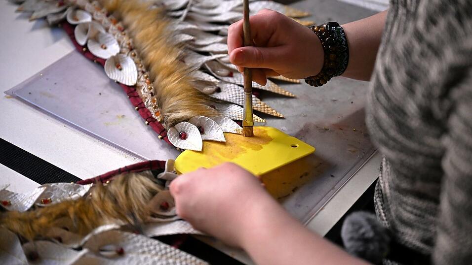 Mit Pinsel und goldener Farbe bemalt Toni ihr Kost&uuml;m.