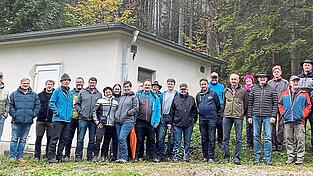 Rund 30 Teilnehmer zeigten sich an der Führung durch einen Teil der Hochbehälter, wie hier am HB in Lambach, interessiert. Rund 30 Teilnehmer zeigten sich an der Führung durch einen Teil der Hochbehälter, wie hier am HB in Lambach, interessiert.