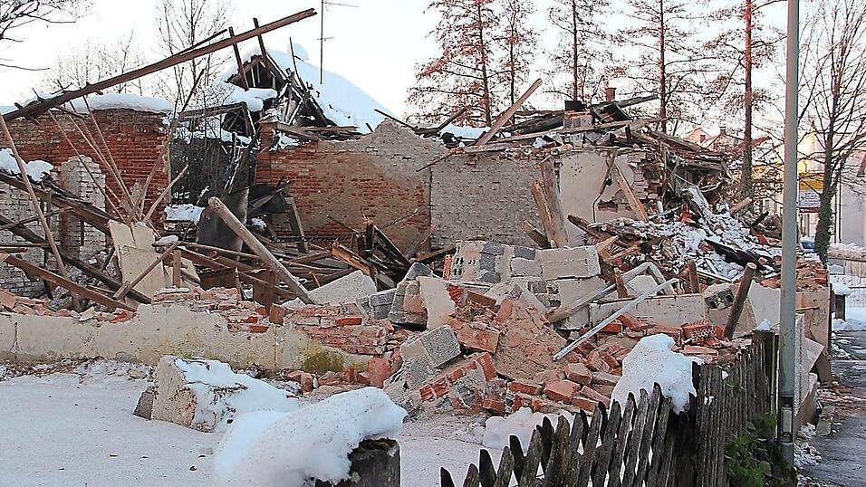 Nur noch ein gro&szlig;er Schutthaufen ist &uuml;brig geblieben.