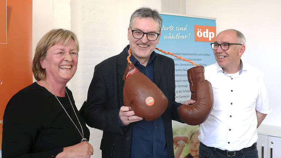 Der frisch gew&auml;hlte OB-Kandidat der &Ouml;DP, Heiko Helmbrecht (Mitte), nimmt am Montagabend die Gl&uuml;ckw&uuml;nsche von Stadtr&auml;tin Elke M&auml;rz-Granda und Lorenz Heilmeier, &Ouml;DP-Vorstand des Ortsverbands Ergoldsbach, entgegen.