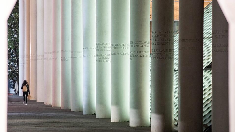 In Nürnberg veranstalteten die Nationalsozialisten einst ihre Reichsparteitage. Heute setzt sich die Stadt für Demokratie, Meinungsfreiheit und die Menschenwürde ein. (Archivbild) In Nürnberg veranstalteten die Nationalsozialisten einst ihre Reichsparteitage. Heute setzt sich die Stadt für Demokratie, Meinungsfreiheit und die Menschenwürde ein. (Archivbild)