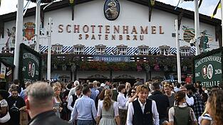 Das Schottenhamel-Zelt musste lange zittern - dort wird traditionell auch das erste Faß der Wiesn anstochen. (Archivbild) Das Schottenhamel-Zelt musste lange zittern - dort wird traditionell auch das erste Faß der Wiesn anstochen. (Archivbild)