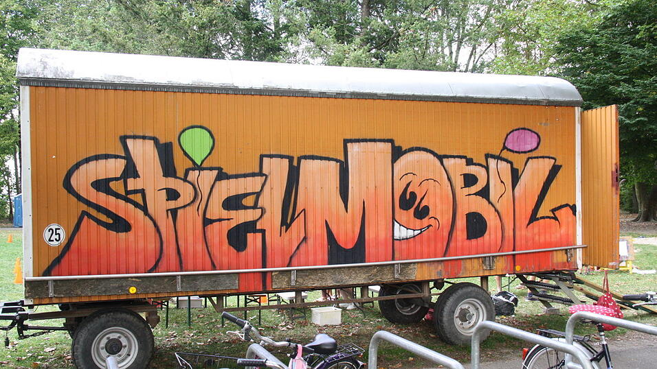 Noch bis 2. September gastiert das Spielmobil auf dem Spielplatz an der Uhland-Stra&szlig;e. Montags bis freitags von 14 bis 17 Uhr l&auml;dt die Betreuer Kinder ein, die vielen Angebote auszuprobieren.