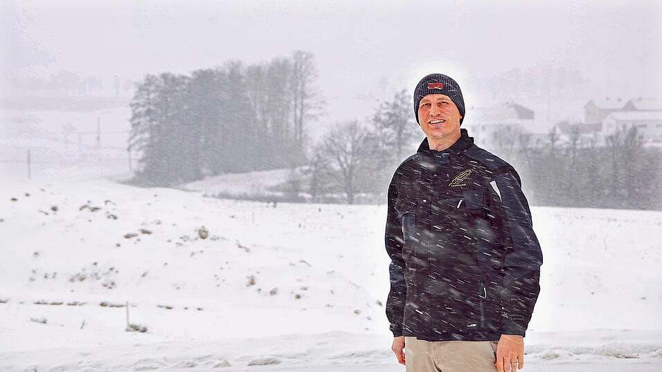 Kilian Gröbner plant eine Deponie. Auf der Fläche hinter ihm ist die Zufahrt vorgesehen. Das Landratsamt hat Ja gesagt, doch es gibt Hürden. Kilian Gröbner plant eine Deponie. Auf der Fläche hinter ihm ist die Zufahrt vorgesehen. Das Landratsamt hat Ja gesagt, doch es gibt Hürden.