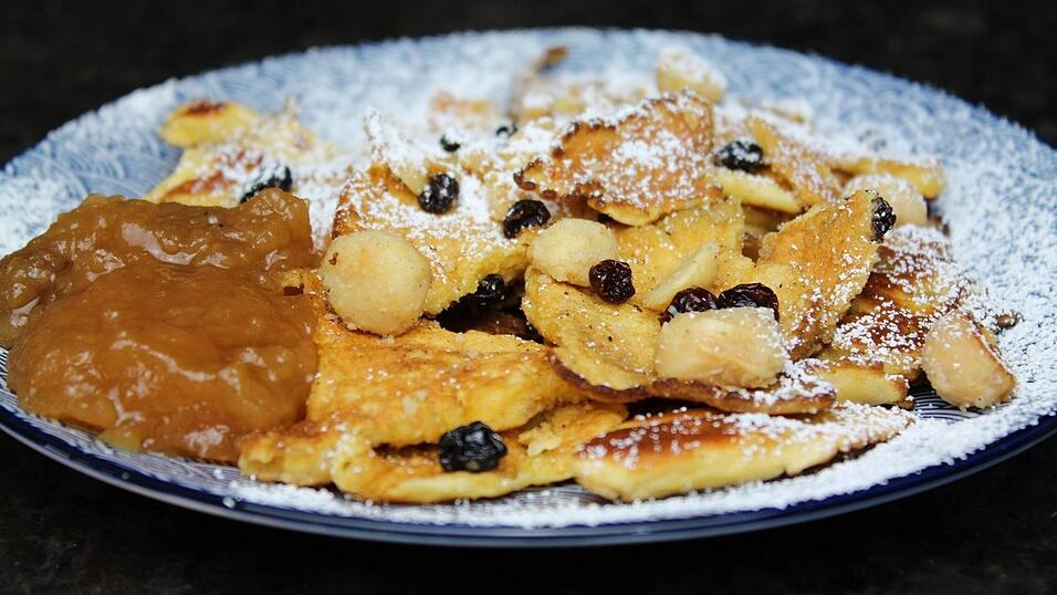Nicht nur eine leckere Nachspeise, sondern auch als Hauptspeise perfekt geeignet: der Kaiserschmarrn. Heute stellt uns Anja Auer aus Moosburg in unserer Serie 'So kocht die Region' ihre Interpretation der traditionellen S&uuml;&szlig;speise vor.