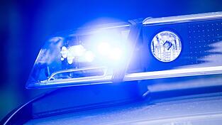 Eine 51-jährige Frau wurde verletzt und in ein Krankenhaus gebracht, nachdem sie geschlagen und in einen Kofferraum verfrachtet worden ist. (Symbolbild)
