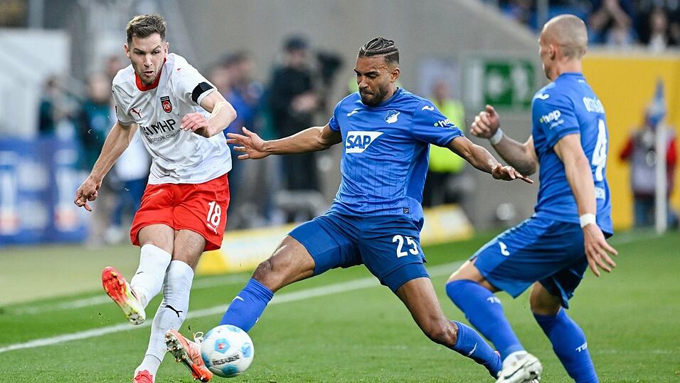 Der 1. FC Heidenheim um Marvin Pieringer (l) und die TSG 1899 Hoffenheim um Kevin Akpoguma (r) lieferten sich in der Anfangsphase einen müden Kick.