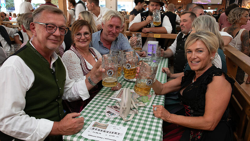 Echte Blasmusikfans lie&szlig;en sich den Montagabend im Festzelt Weckmann nicht entgehen.