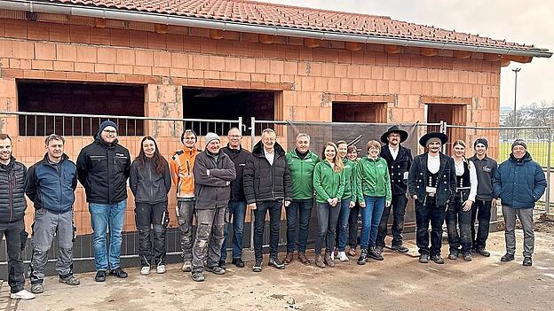 Die Fußballer des TV Waldmünchen feieren gemeinsam mit dem Hauptverein sowie den bisherigen Baubeteiligten das Richtfest für den An- und Umbau ihres Fußballheims.