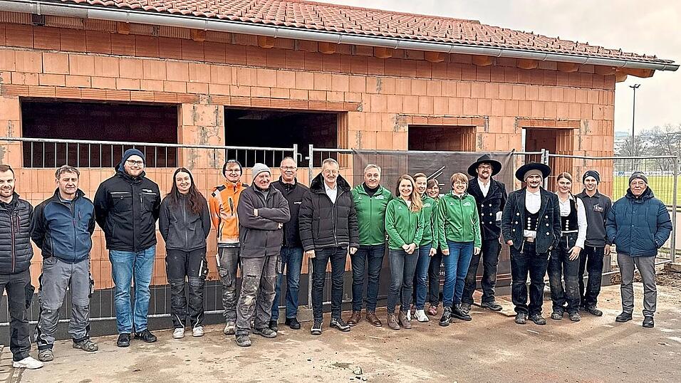 Die Fußballer des TV Waldmünchen feieren gemeinsam mit dem Hauptverein sowie den bisherigen Baubeteiligten das Richtfest für den An- und Umbau ihres Fußballheims.