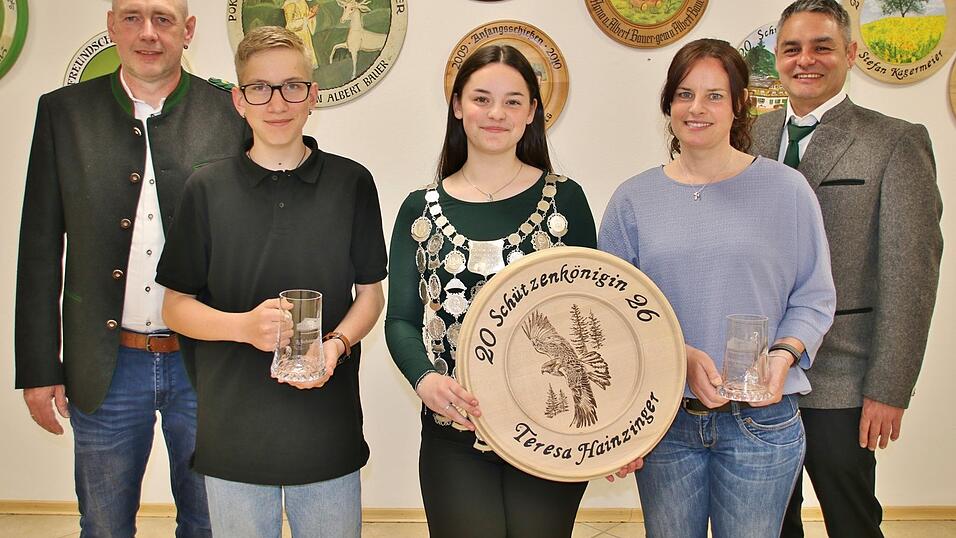 Vize-Sch&uuml;tzenmeister Markus Schaller, Jonas Bachmaier, Sch&uuml;tzenk&ouml;nigin Tesi Hainzinger, Tina Hainzinger und Sportleiter Bertl Hainzinger.